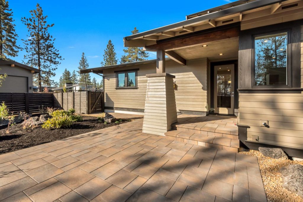 brown vinyl siding installation on custom home in bend Oregon