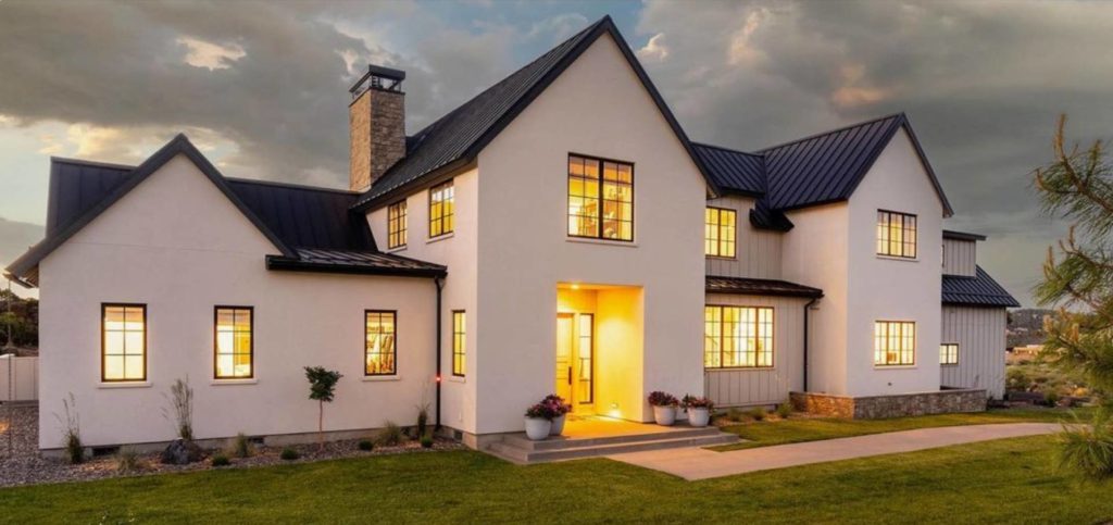 Custom home with White vinyl siding installed in bend Oregon